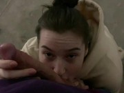 СИМПАТИЧНАЯ СОСЕДКА СОСЕТ ПРЯМО В ПОДЬЗДЕ 12/16