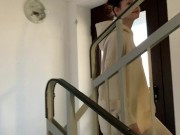 СИМПАТИЧНАЯ СОСЕДКА СОСЕТ ПРЯМО В ПОДЬЗДЕ 2/16