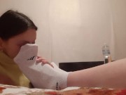 Нюхает носки и вылизывает пальцы на ногах - lesbian_illusion 1/16