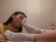 Нюхает носки и вылизывает пальцы на ногах - lesbian_illusion 2/16