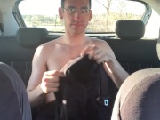 Im Auto Wichsen und Abspritzen auf einem Feldweg 1/16