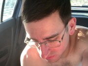 Im Auto Wichsen und Abspritzen auf einem Feldweg 11/16