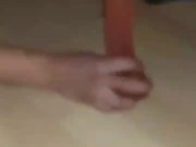 Je suce un gode par terre comme une bonne soumise beurette, j'adore ça