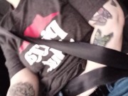 MILF finds pleasure between deliveries 1/16