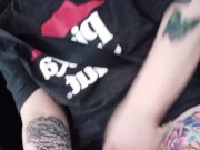 MILF finds pleasure between deliveries 4/16