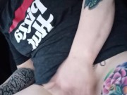 MILF finds pleasure between deliveries