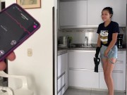 ACTIVO EL VIBRADOR DE MI EMPLEADA, MIENTRAS HACE MI ALMUERZO, VEAN SU REACTICON