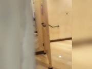 Je réalise le défi de mon abonné : me goder dans une cabine d'essayage  10/16