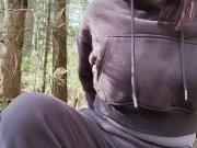 Обоссалась трахая свою дырку в лесу рядом с проезжающими машинами 1/16