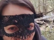 Обоссалась трахая свою дырку в лесу рядом с проезжающими машинами 15/16