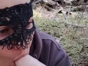 Обоссалась трахая свою дырку в лесу рядом с проезжающими машинами 16/16