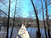 Голая русская девушка гуляет в лесу весной 1/16