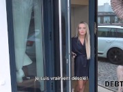 DEBT4k La femme au foyer Victoria Pure résout le problème au service de la bite d'un collectionneur 1/16