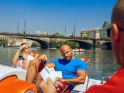 HUNT4K Une nana bien roulée aux seins juteux a des relations sexuelles avec un inconnu devant BF