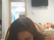 Madrastra culona ayuda a su hijastro a eyacular mientras el padre no esta en casa (Real) 2/16