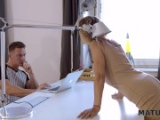 MATURE4K Mature woman of easy virtue is penetrated by so-called IT guy 4/16