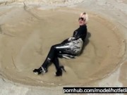 Super Hot Blond Girl In Black Latex Catsuit + High Heels And Sunglasses Bathes In The Mud - Mud Bath 13/16