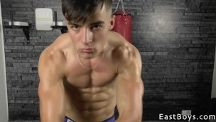 We have new awesome guy for ya musclelovers! Kent Mills loves fitness and working out, if there was any doubt about that.