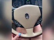 Grosse cochonne française baise son levier de vitesse  14/16