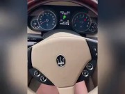 Grosse cochonne française baise son levier de vitesse  2/16