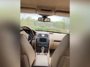 Grosse cochonne française baise son levier de vitesse  4/16