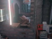 Grabe a mi novia y la encontré revolcándose con el vecino 10/16