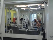 HUNT4K Hahnrei für Bargeld erlaubt dem Jäger, seine Freundin im leeren Fitnessstudio zu ficken 13/16