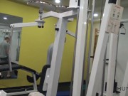 HUNT4K Hahnrei für Bargeld erlaubt dem Jäger, seine Freundin im leeren Fitnessstudio zu ficken 14/16