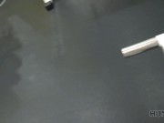 HUNT4K Hahnrei für Bargeld erlaubt dem Jäger, seine Freundin im leeren Fitnessstudio zu ficken 16/16