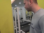 HUNT4K Hahnrei für Bargeld erlaubt dem Jäger, seine Freundin im leeren Fitnessstudio zu ficken 7/16