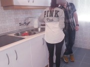 Me follo al amigo de mi marido y me meo de gusto en la cocina 1/16