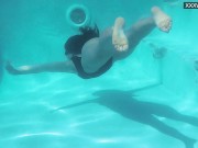 Hands in panties and rubbing in the swimming pool 12/16