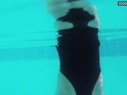 Hands in panties and rubbing in the swimming pool 13/16