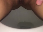 Пописала в туалете ,подборка золотой дождь 10/16