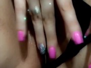 NOVINHA EXIBINDO E MASTURBANDO A BUCETINHA LISINHA 11/16