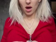 Огромная грудастая блондинка в белье сексуально ест Виноград и ласкает грудь  11/16