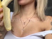 Сексуальная блондинка с огромной грудью соблазняет и ест банан 4/16