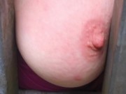 Titten durch das Gitter und dann schlagen 6/16