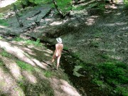 Нудистка гуляет в лесу 10/16