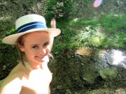 Нудистка гуляет в лесу 15/16