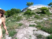 Девушка нудистка натуристка эксгибиционистка гуляет в горах 4/16