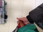 Geiler riskanter Handjob im Supermarkt - Public :P 9/16