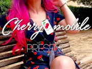 Chica cachonda se masturba en un banco de un parque publico hasta tener un squirt 1/16