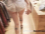 بائعة الألبسة تغلق محلها لتبلع زبر عربي على راحتها 2/16