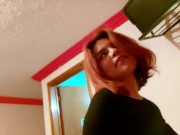 Sexy Pelirroja me pide que me la folle mientras ella fuma 1/16