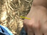 gatita tomando leche en el parque 10/16