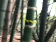 gatita tomando leche en el parque 14/16