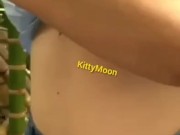 gatita tomando leche en el parque 3/16