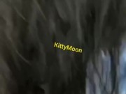 gatita tomando leche en el parque 6/16