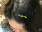 gatita tomando leche en el parque 8/16